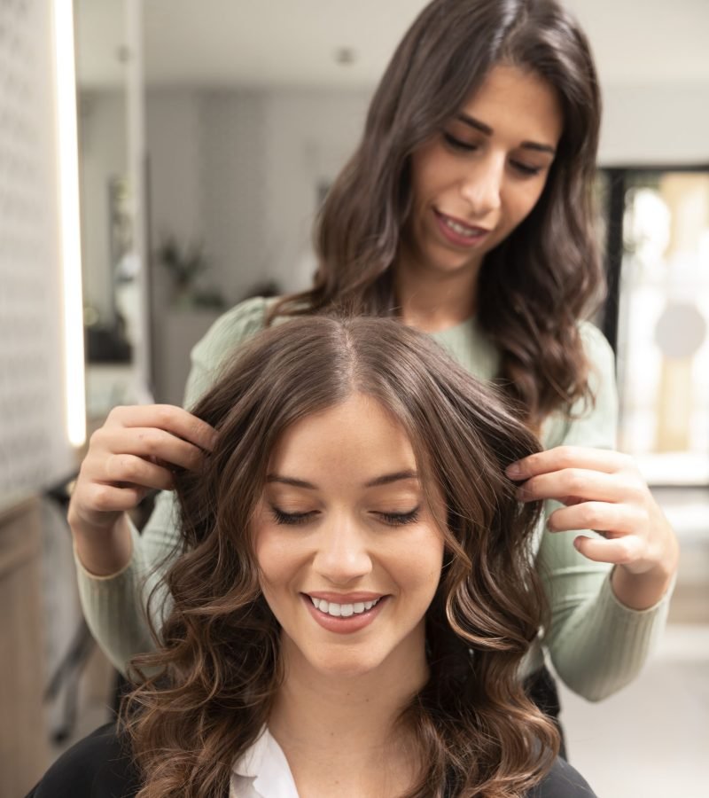 woman-getting-treatment-hairdresser-shop (3)